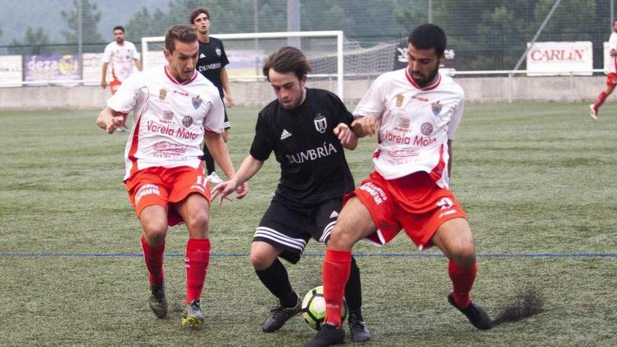 Un lance del partido jugado ayer en San Martiño entre el Estudiantil y el Dumbría. // Bernabé/Ana Agra