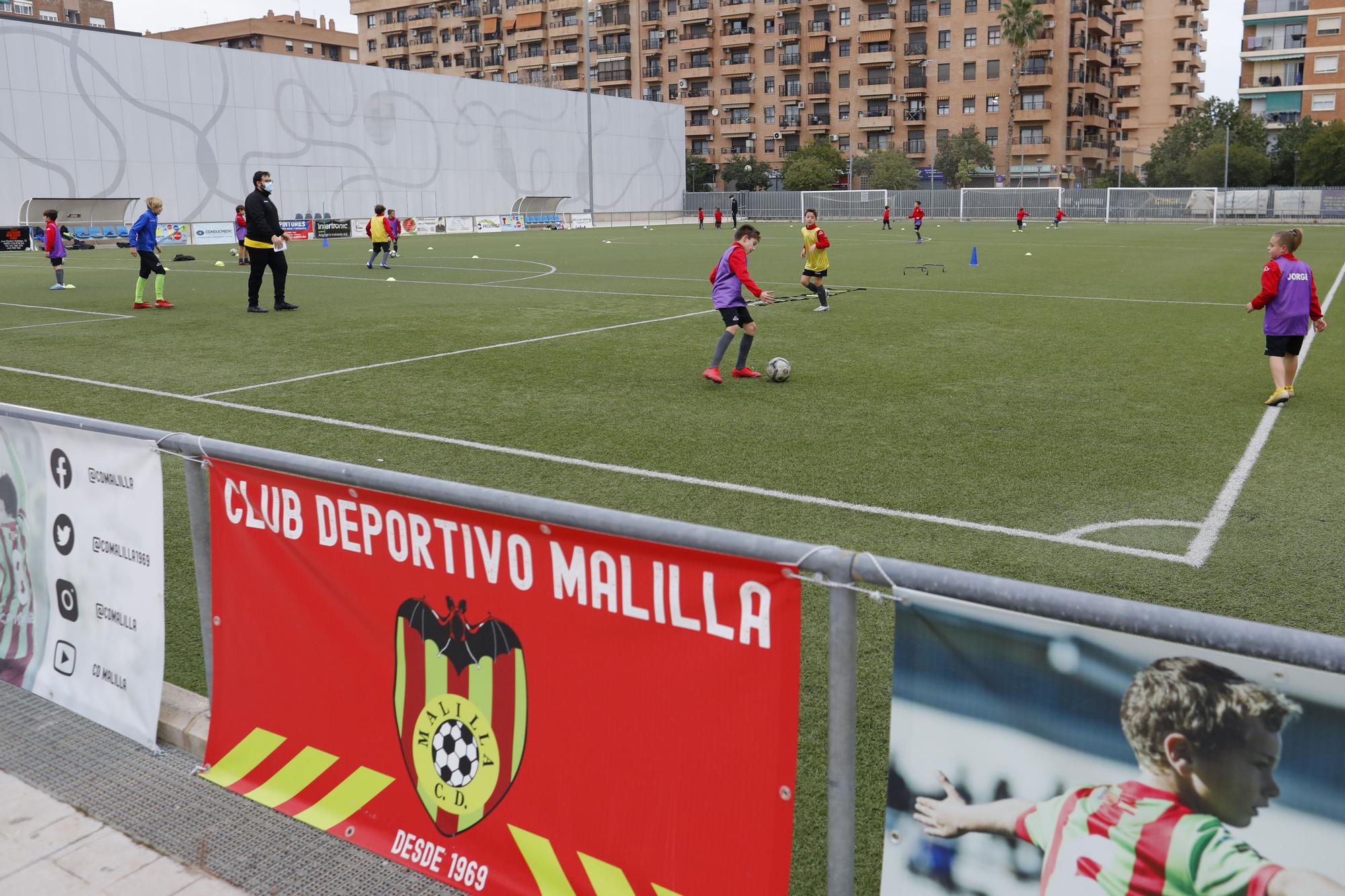 Los niños vuelven a entrenar después de las restricciones