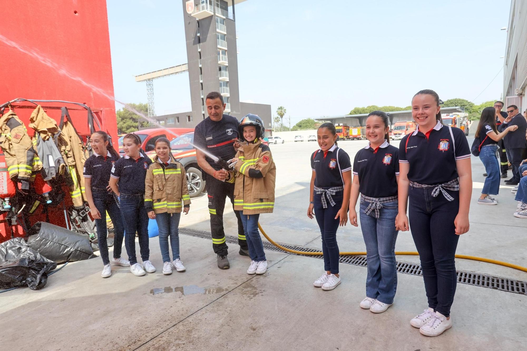 Visita al parque de Bomberos de la Belleas del Foc 2025 y sus damas de honor