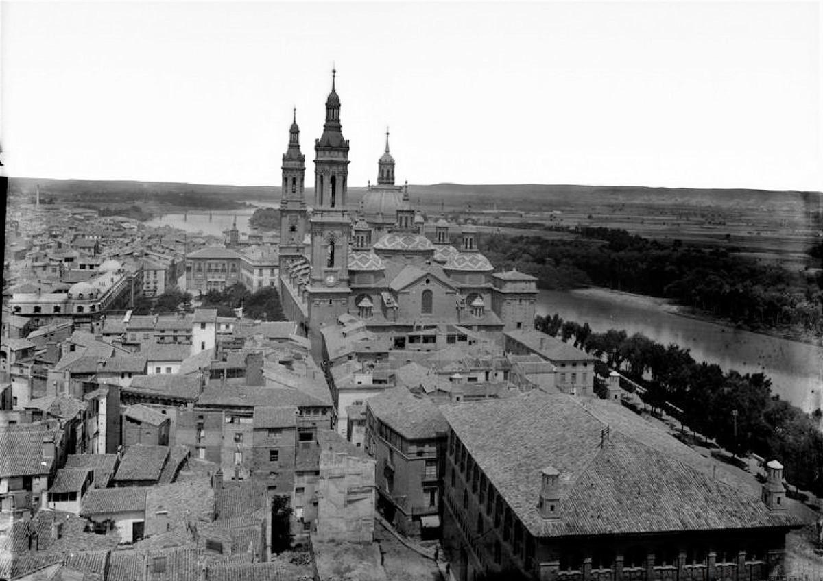 Imagen de la Plaza del Pilar en 1920 desde la Seo