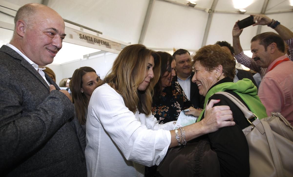 La presidenta de la Junta visita la Feria de los Municipios