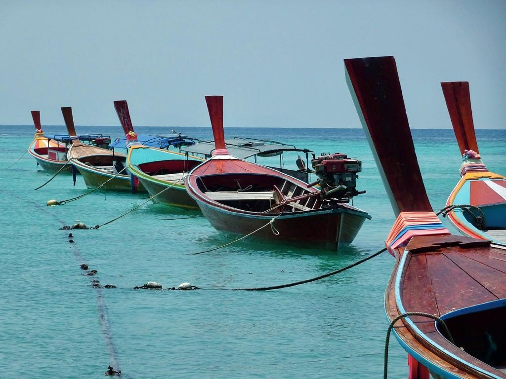 Tailandia. Línea de barcazas en la isla de Ko Lipe, ubicada en el mar de Andamán. Popular por sus playas salvajes, se la conoce coloquialmente entre los turistas como las Maldivas de Tailandia