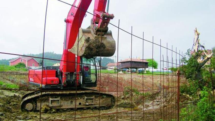 Una pala excavadora, ayer al mediodía, trabajando en un solar de la cuesta de Los Campos.