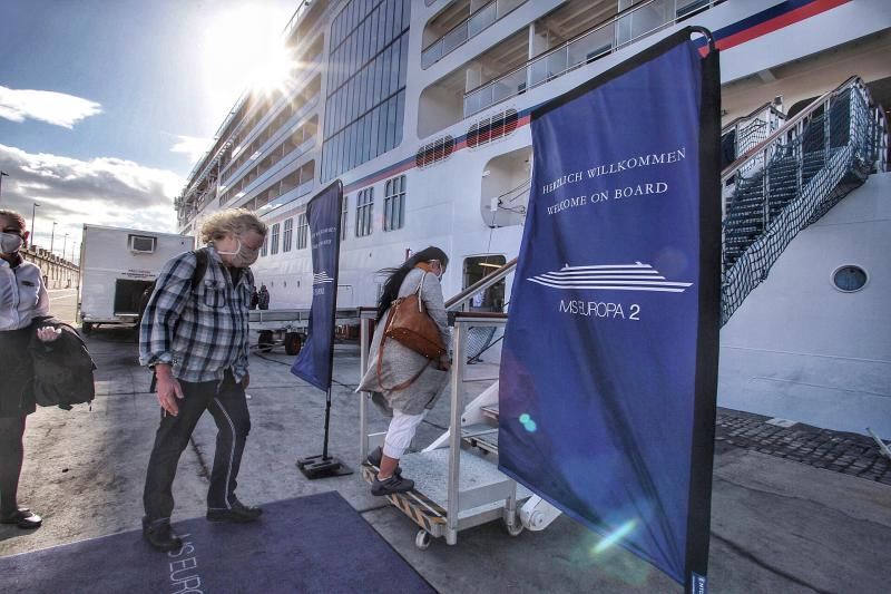 Llegada del crucero de lujo Europa2 al puerto de Santa Cruz de Tenerife