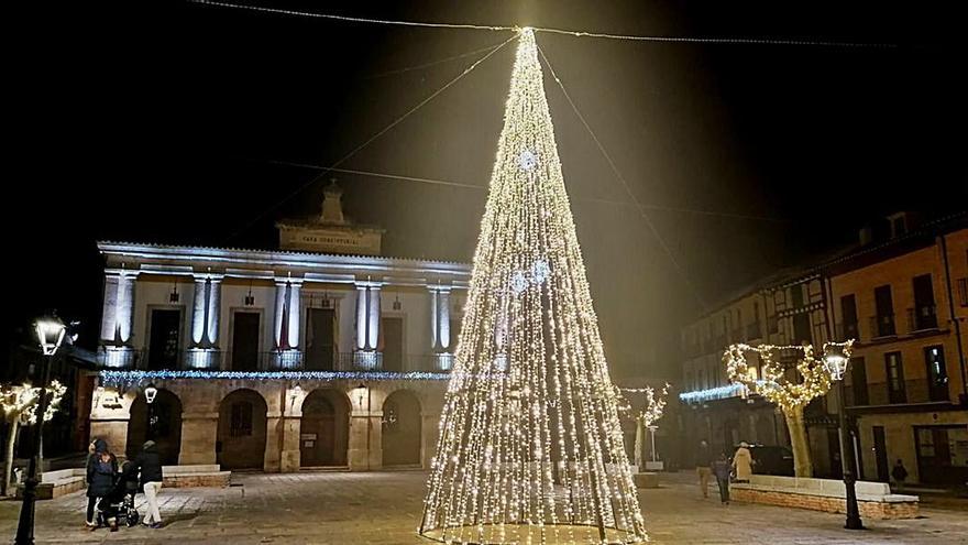 Árbol de Navidad de luces que decora la plaza de La Glorieta. | M. J. C.