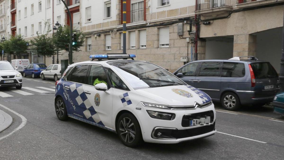 Un coche de la Policía Local patrulla la calle Torrecedeira. // Ricardo Grobas