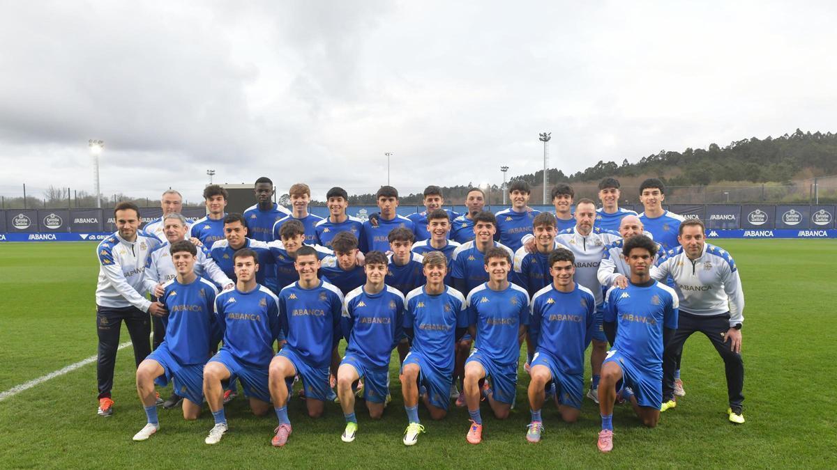 Los integrantes de la plantilla del Deportivo Juvenil A posan en Abegondo antes de afrontar la fase final de la Copa del Rey.