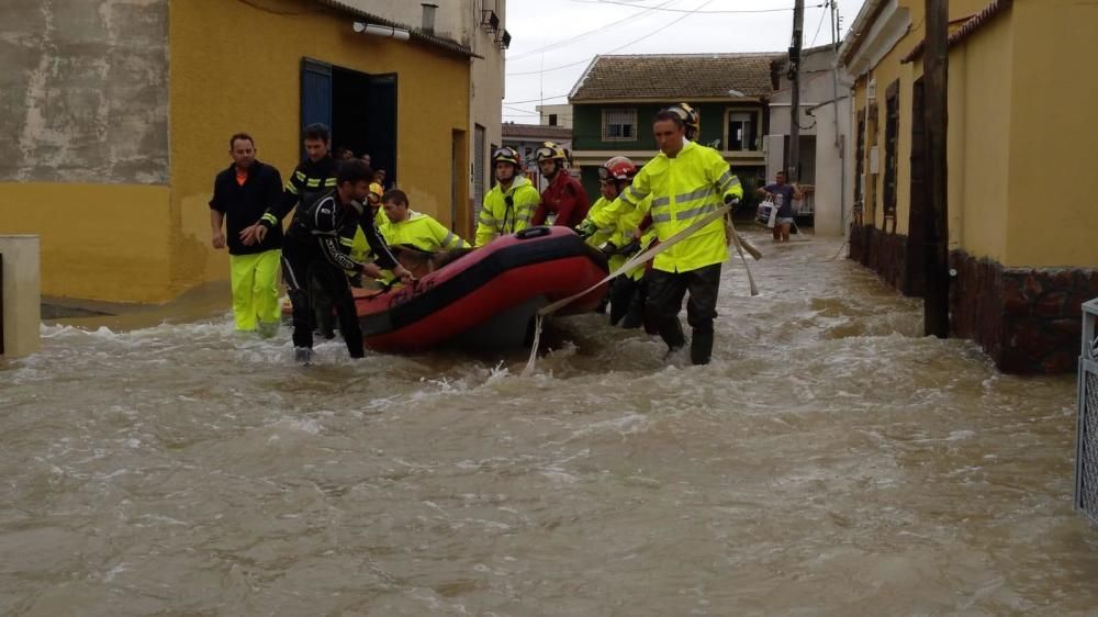 Bomberos y Protección Civil de Alicante participan en las labores de auxilio en la Vega Baja.