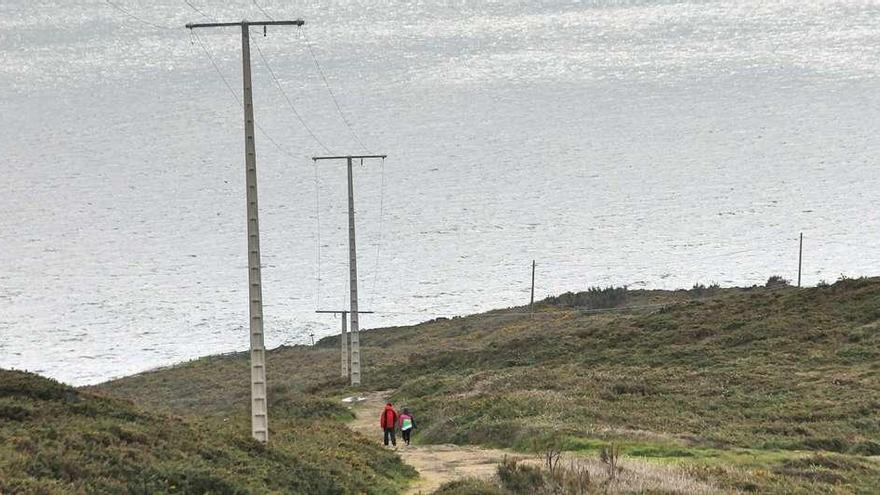 Los nuevos postes del tendidos son de hormigón. // Gonzalo Núñez