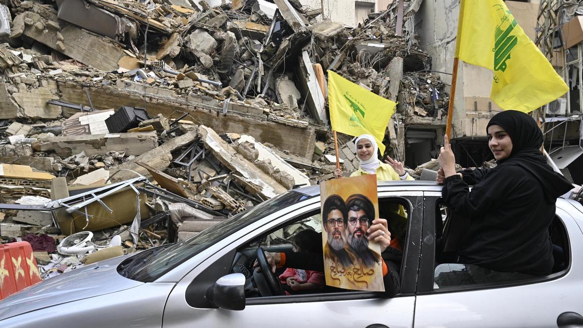 Libaneses celebran en una calle la entrada en vigor del alto el fuego con Israel, en el distrito de Dahieh, en el sur de Beirut