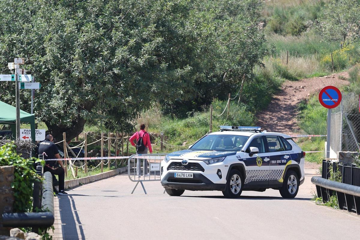 Despliegue policial para evitar la mirada de indiscretos en les Coves.