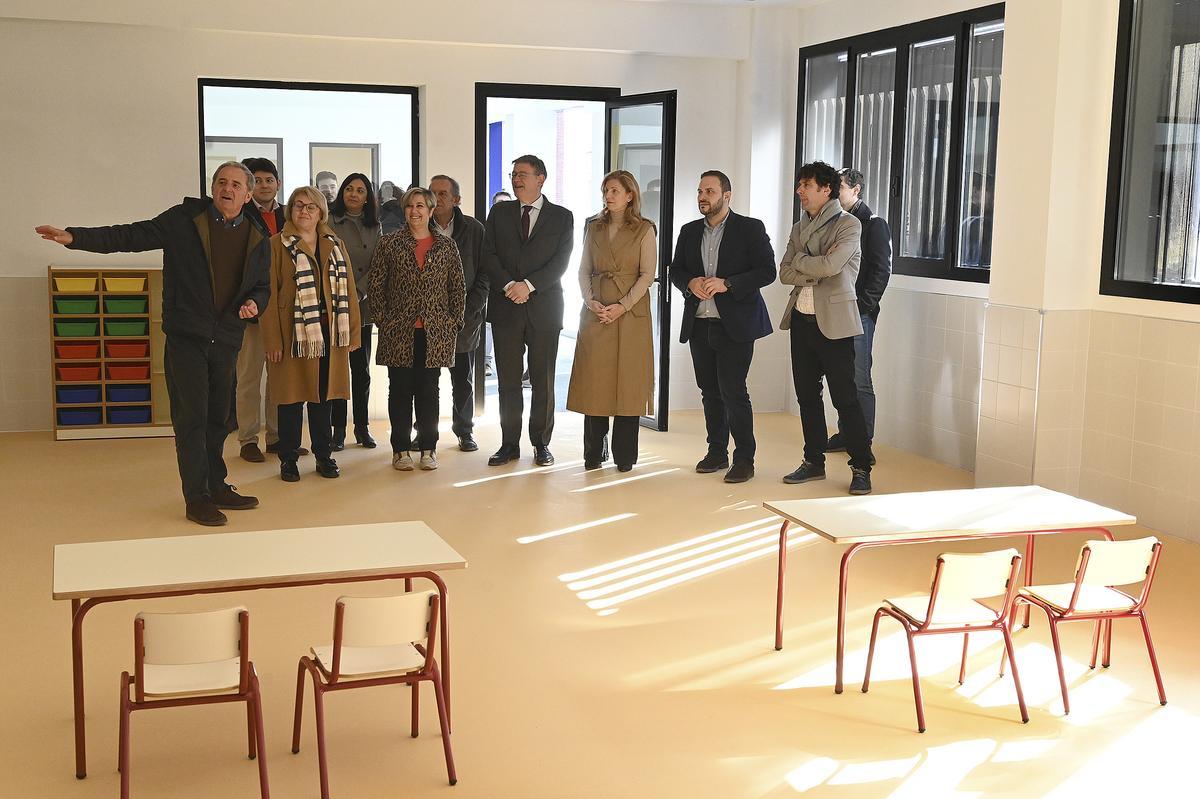 El president del Consell, Ximo Puig, junto con la consellera de Educación, Raquel Tamarit, y la alcaldesa Amparo Marco, entre otros, en el colegio Herrero, este miércoles