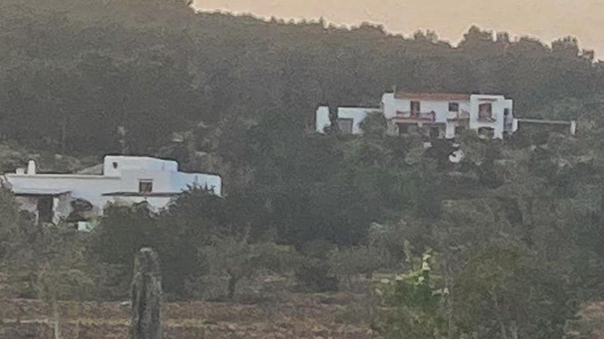 A la derecha, la vivienda de Sant Mateu cedida a la Guardia Civil.