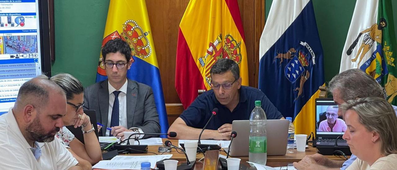 Jorge Daniel González, a la derecha del alcalde de Valsequillo, en un pleno en este municipio. | | LP/DLP