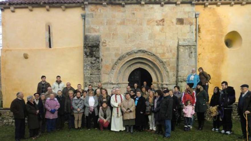 Vecinos de la parroquia de Corao, en Cangas de Onís, asistentes a la misa de ayer en Santa Eulalia de Abamia.