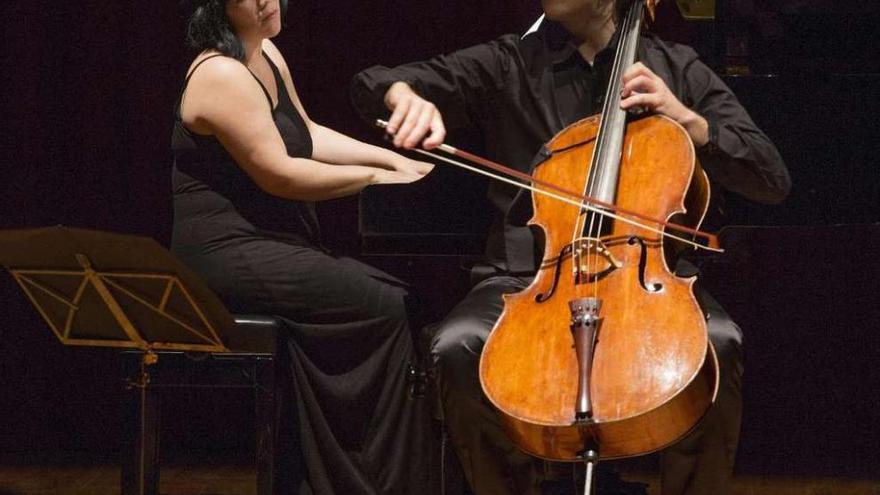 La pianista Marta Moll y el violonchelista Damián Martínez, ayer en el auditorio Afundación.
