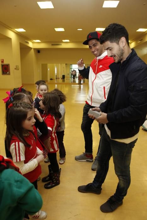 Visita de jugadores del Sporting al colegio Gloria Fuertes de Gijón