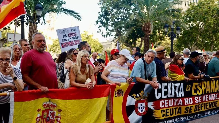 Manifestación en apoyo a Ceuta en la plaza del Ayuntamiento de València