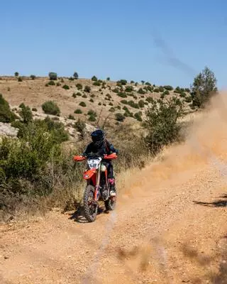 Braceras, en motos, y Portela, en coches, reinan en el prólogo de la Baja España Aragón