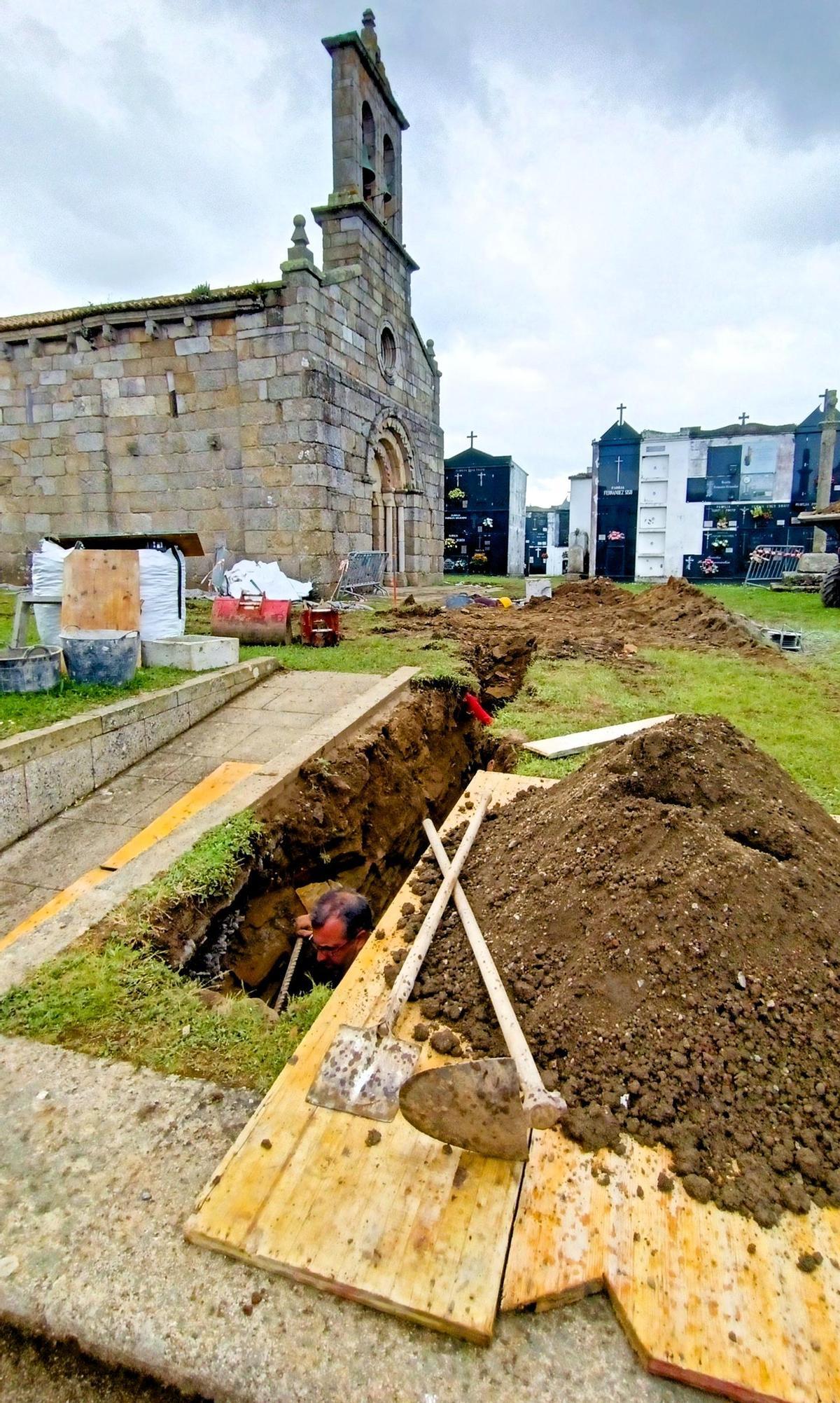 Obreros cavando la zanja para la canalización.