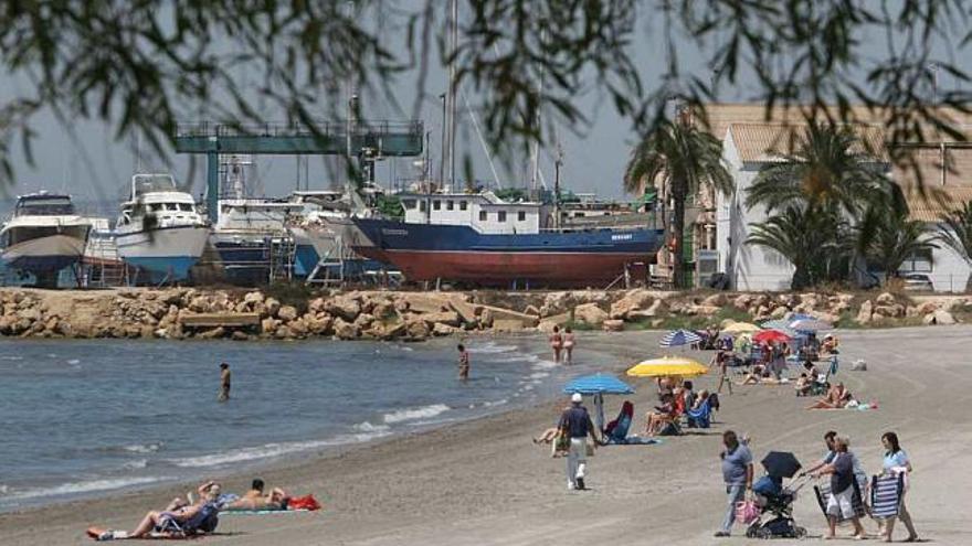 El Ayuntamiento valora permitir la pesca en dos espigones del casco urbano.