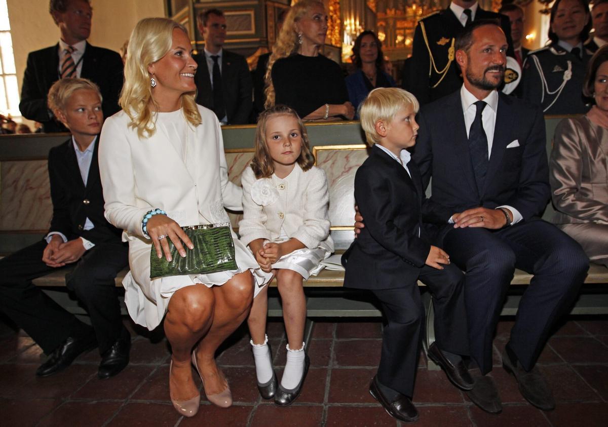 El príncipe heredero Haakon de Noruega (d), y su esposa, la princesa Mette-Marit, celebran su décimo aniversario de boda junto a sus hijos: De izquierda a derecha, Marius Borg Hoeiby (hijo de Mette-Marit), la princesa Mette-Marit, la princesa Ingrid Alexandra y el príncipe Sverre Magnus . familiares más cercanos.