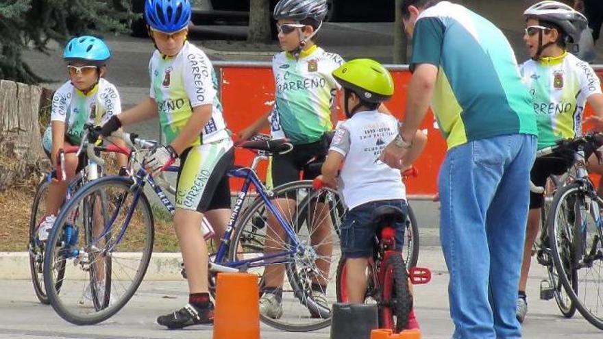 Varios niños de la Escuela de Ciclismo disfrutan de una «gymkhana» organizada en les Conserveres.