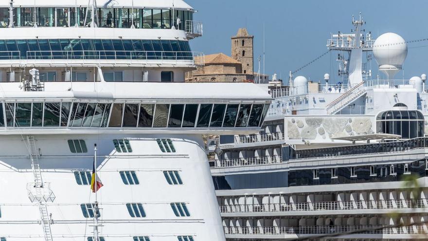 Dos grandes cruceros atracados en es Botafoc este verano. | VICENT MARÍ