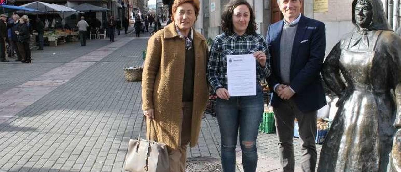 Carmen Moreno y Germán Heredia, de la Unión de Comerciantes, con la edil de Ferias y Mercados, Elsa Suárez, en el centro, en el mercado moscón.