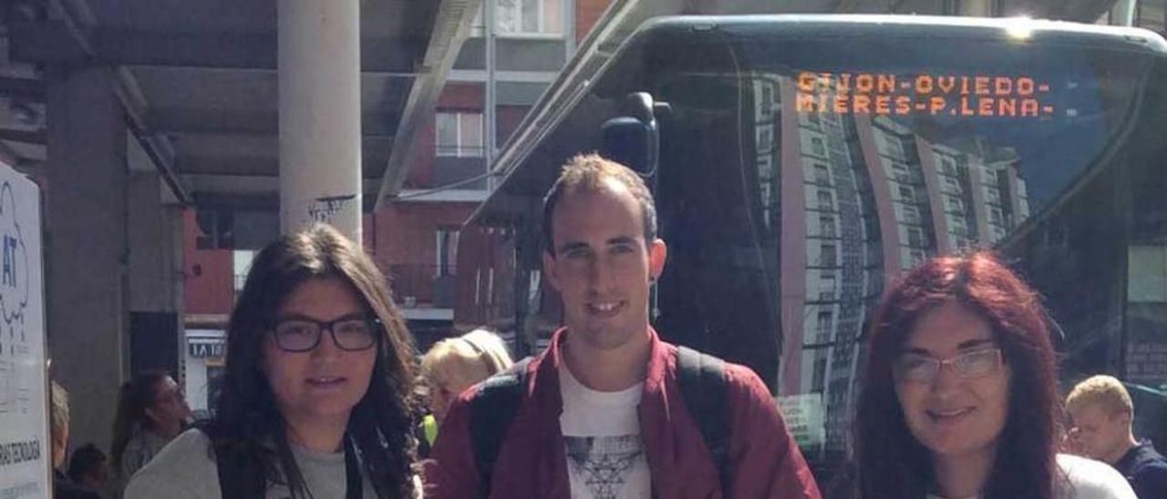 Blanca María Robes, ayer, esperando el tren en la estación. A la derecha, colas para subir a un Alsa.