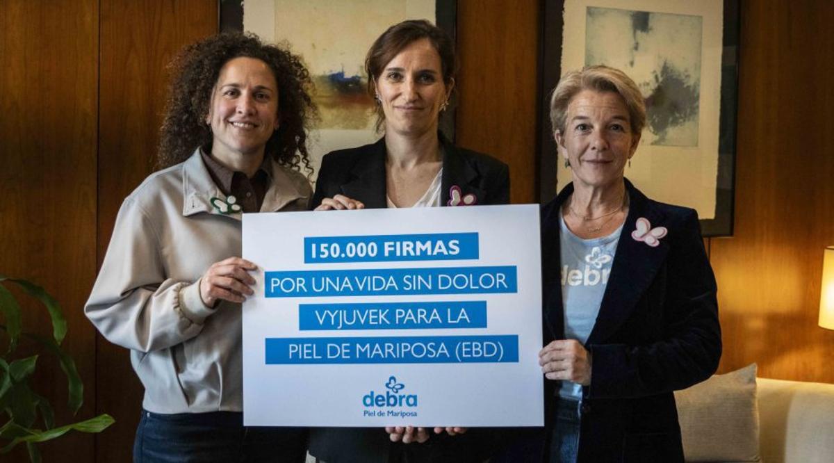 Voluntarios de Debra, con la ministra de Sanidad, Mónica García. | L.O.