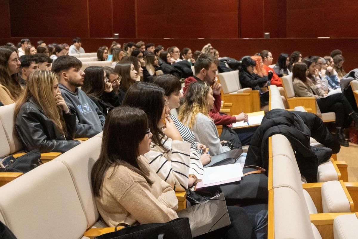 Alumnos de Educación asistentes a la charla sobre voluntariado.