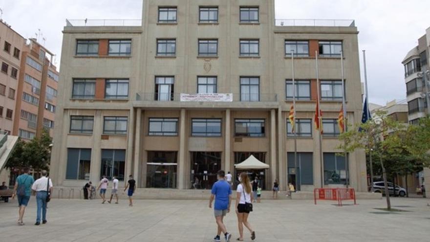 Una de las acciones previstas consiste en instalar una pantalla digital informativa frente al ayuntamiento.