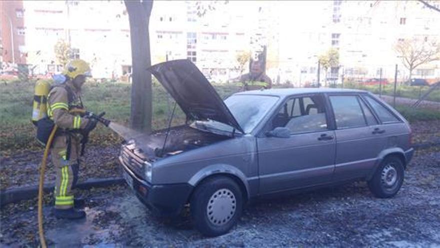 Un coche arde en la avenida de Isabel de Moctezuma