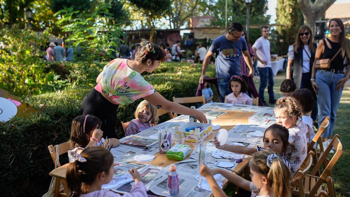 Niños en un taller creativo del evento