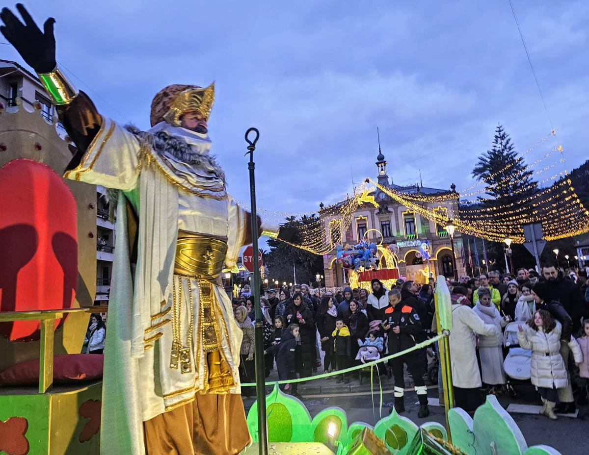 EN IMÁGENES: APOTEOSIS DE LOS MAGOS EN VILLAVICIOSA EN IMÁGENES: APOTEOSIS DE LOS MAGOS EN VILLAVICIOSA