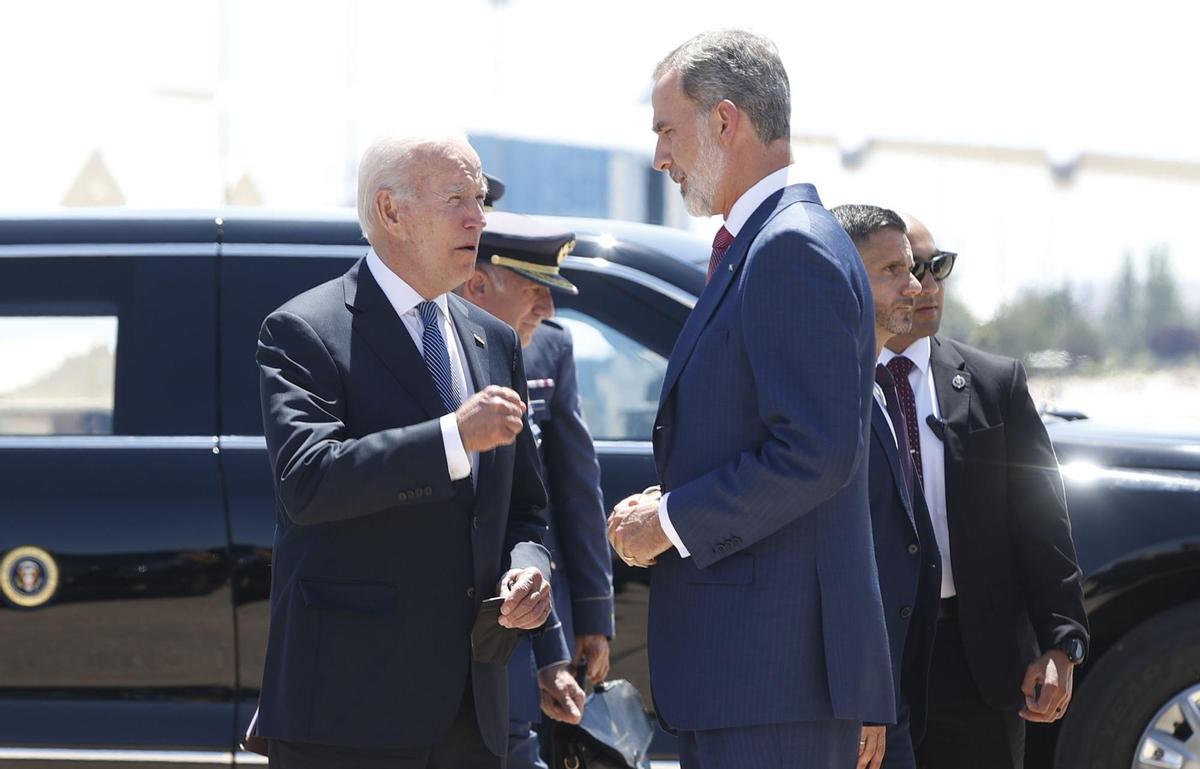 TORREJÓN DE ARDOZ (MADRID), 28/06/2022.- El rey Felipe VI saluda al presidente de Estados Unidos, Joe Biden, a su llegada este martes a la Base Aérea de Torrejón de Ardoz, en Madrid, para asistir a la cumbre de la OTAN que se celebra hasta el jueves 30 de junio. EFE/J.J. Guillén