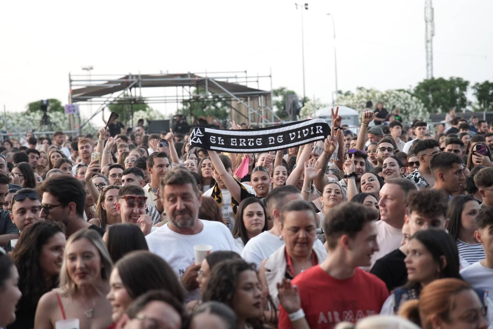 Maka 'cura cicatrices' a 3.000 personas en el recinto ferial de Badajoz