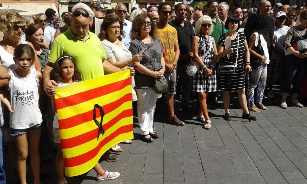 Imatges del minut de silenci fet a Manresa per l'atemptat de Barcelona