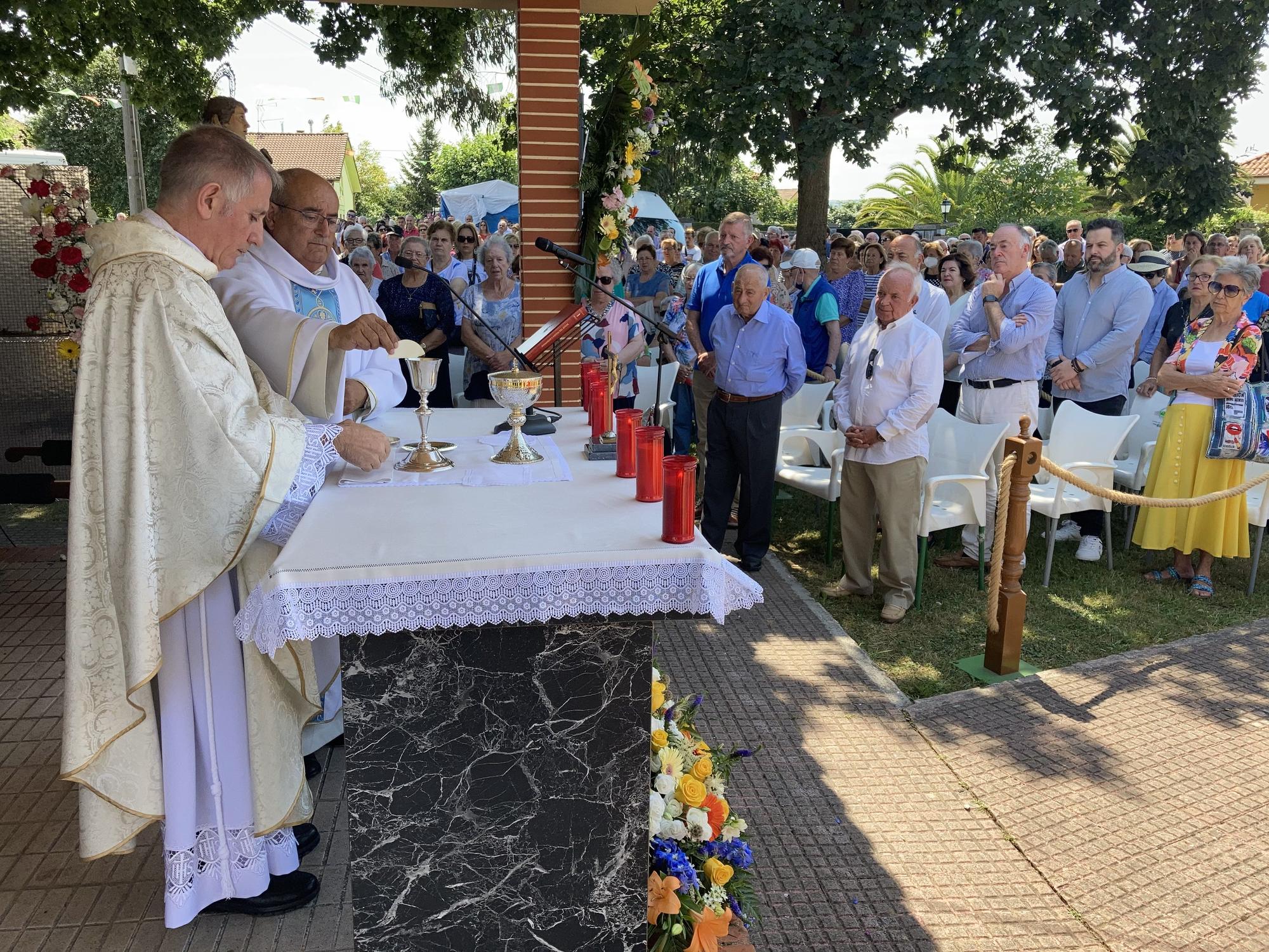 El Carbayu celebra su misa y su tradicional procesión que concluye con sorpresa: se presenta el nuevo himno en honor de Nuestra Señora del Buen Suceso