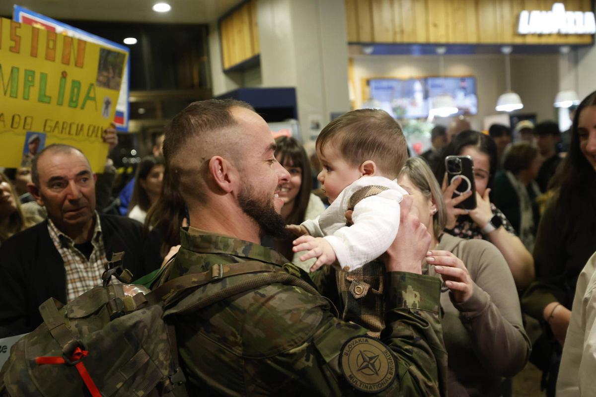 Ángel Jonás Cantarín abraza a su hijo Enol.