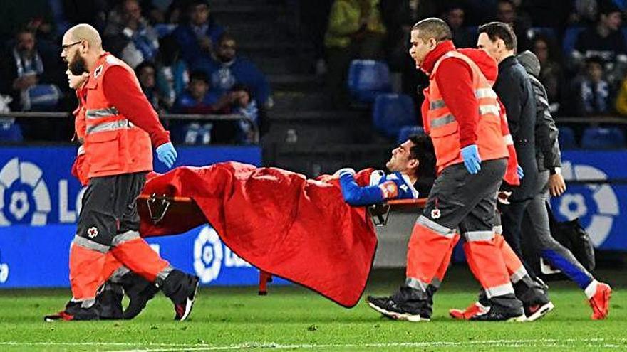 Michele Somma, retirado en camilla en el partido contra el Girona en el que se lesionó.