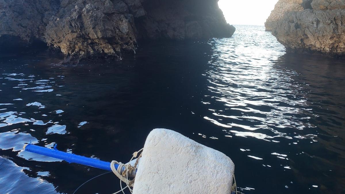 Un voluntario que ha recorrido el litoral en tabla de paddle surf ha retirado una boya de corcho, un material, el poliestireno, que se desmenuza en bolitas de contaminantes microplásticos