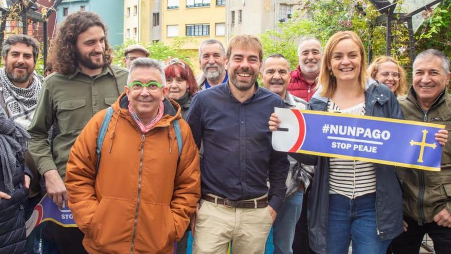 Daniel Ripa, en el centro, entre Xabel Andrade (de los Verdes) y Covadonga Tomé, ayer, en Oviedo. | Kike Gallart