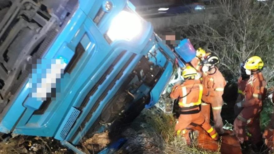 Un fallecido y un herido grave al salirse de la vía un camión frigorífico con fruta en la A-7