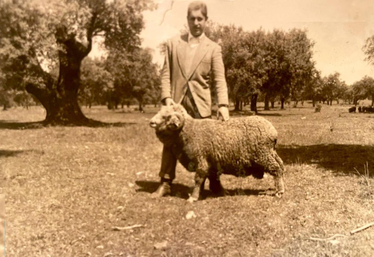 Antonio Egea Colás junto a un carnero