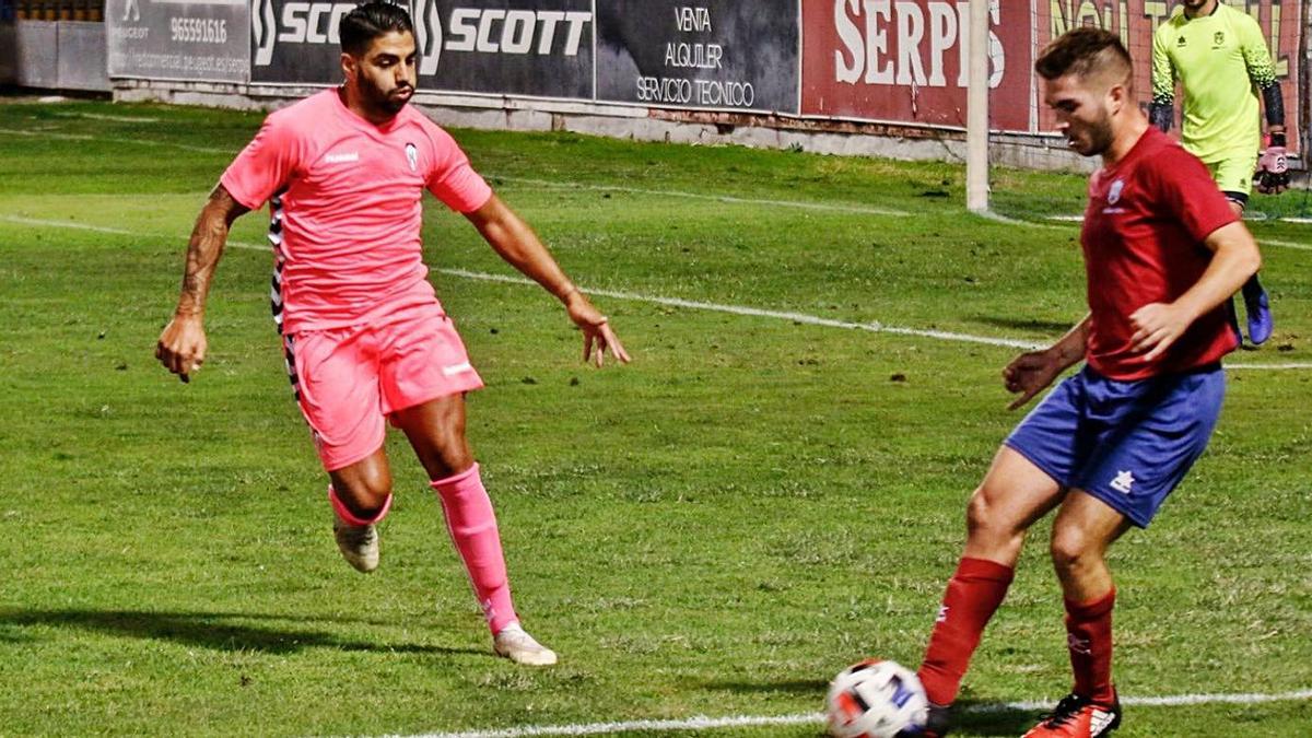 Forward Jona, left, in his preseason debut for Alcoyano against Peña Raval. | INFORMATION Forward Jona, left, in his preseason debut for Alcoyano against Peña Raval. | INFORMATION