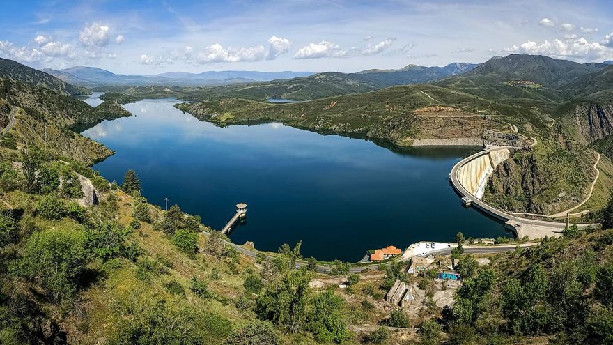 Vista del embalse y presa del Atazar, en Madrid.