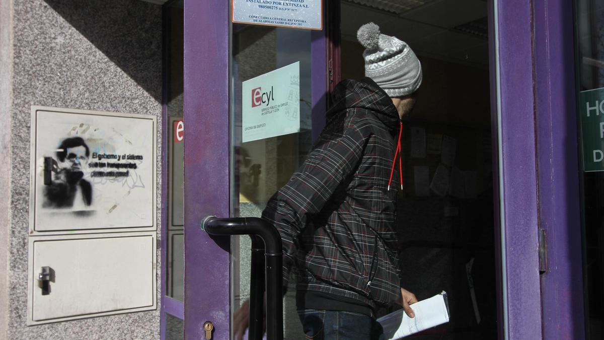 Un hombre entra en una oficina del Ecyl.