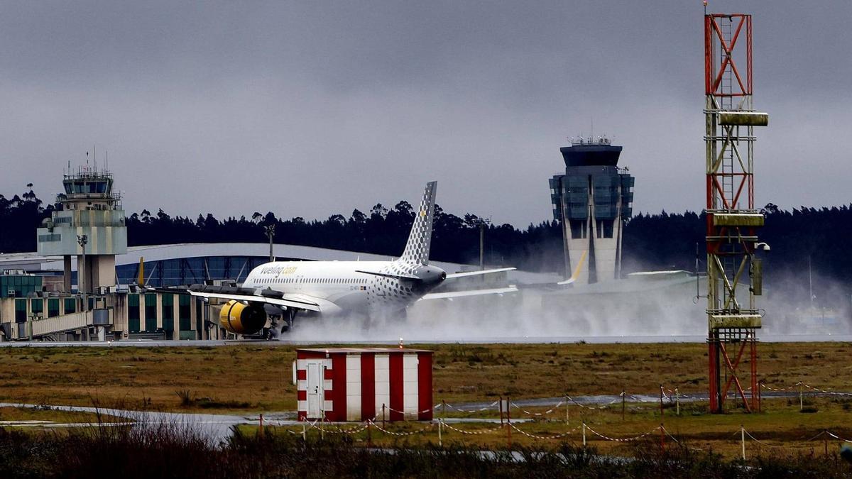 Un avión de Vueling tomando tierra en Lavacolla.